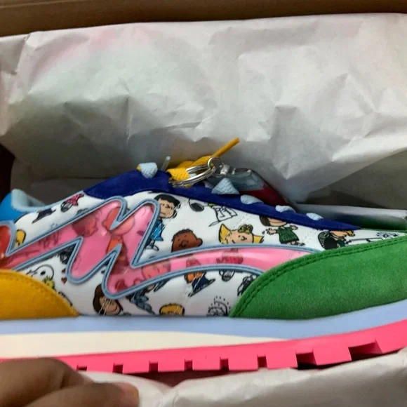 Marc Jacobs Peanuts Jogger Box in Black and Yellow - Picture 10 of 11